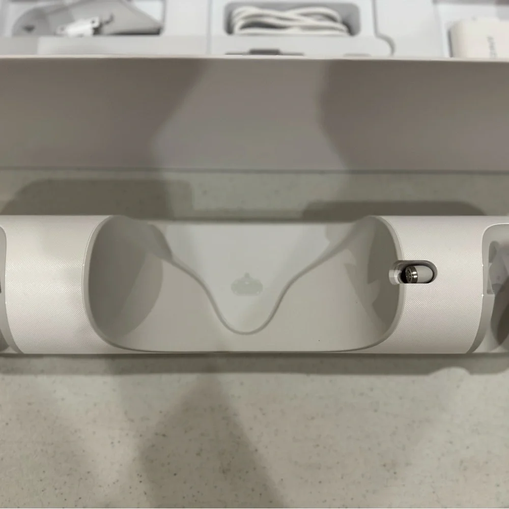 Oculus Quest 2 VR Headset with Charging Station and Travel Case